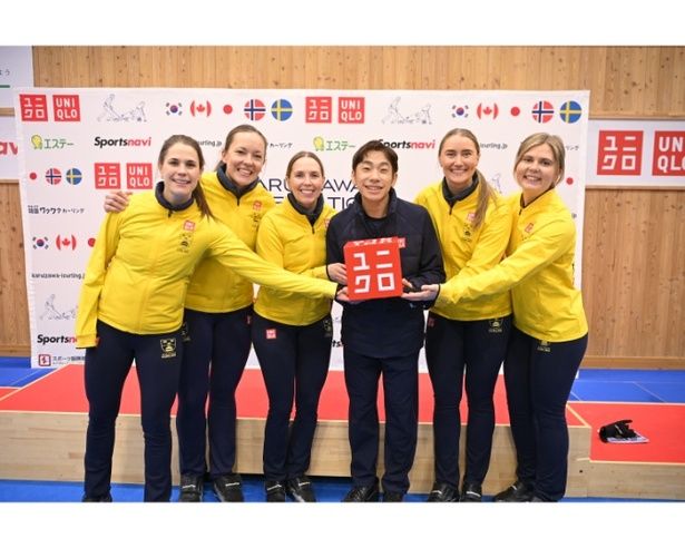 織田さんとスウェーデンのチーム・ハッセルボリ (C)Karuizawa International