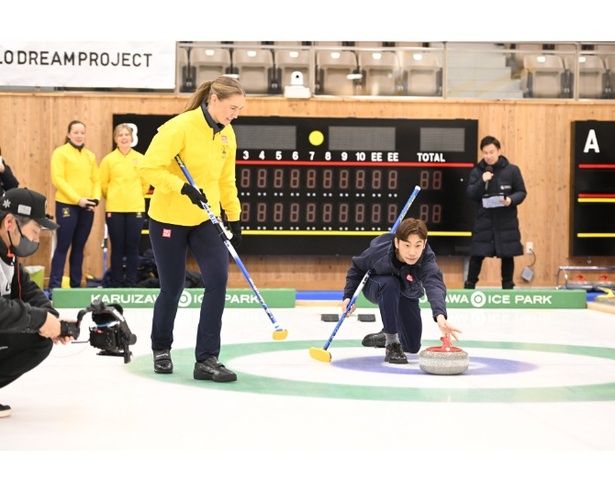 【写真】初カーリングでまさかのショットを決める織田信成さん (C)Karuizawa International