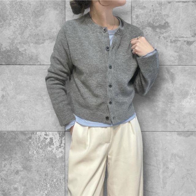 ブルーのソフトシアークルーネックTをインナーにしたコーデ