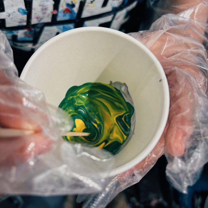 【手ぶらOK！】子どもが夢中！気軽に楽しめる『たらし込みアート』体験レポ。たらしこむ５色を自分でつくる作業。きれいに混ざりあう色！