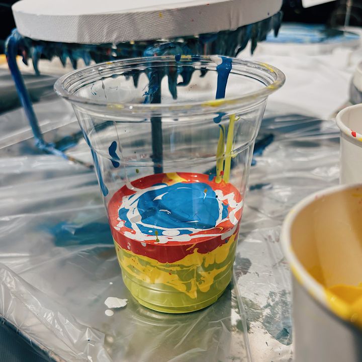 【手ぶらOK！】子どもが夢中！気軽に楽しめる『たらし込みアート』体験レポ。たらしこむ５色を１つのコップにまとめる作業。美しい５色の層。
