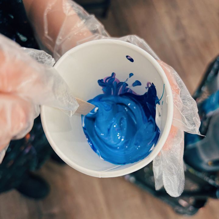 【手ぶらOK！】子どもが夢中！気軽に楽しめる『たらし込みアート』体験レポ。たらしこむ５色を自分でつくる作業。きれいに混ざりあう色！