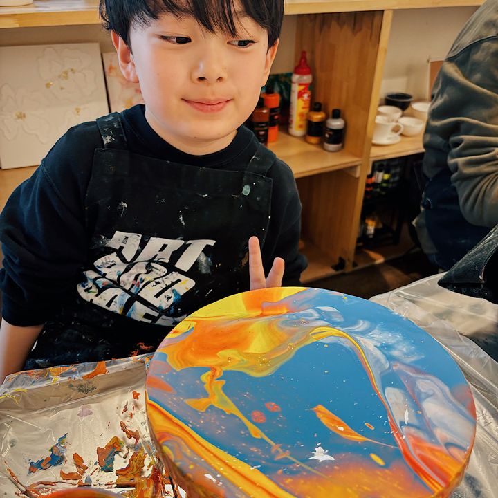 【手ぶらOK！】子どもが夢中！気軽に楽しめる『たらし込みアート』体験レポ。カラフルなマーブル模様のアートが完成！