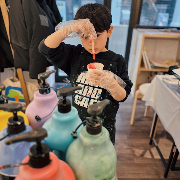 【手ぶらOK！】子どもが夢中！気軽に楽しめる『たらし込みアート』体験レポ。たらしこむ５色を自分でつくる作業は実験のよう。