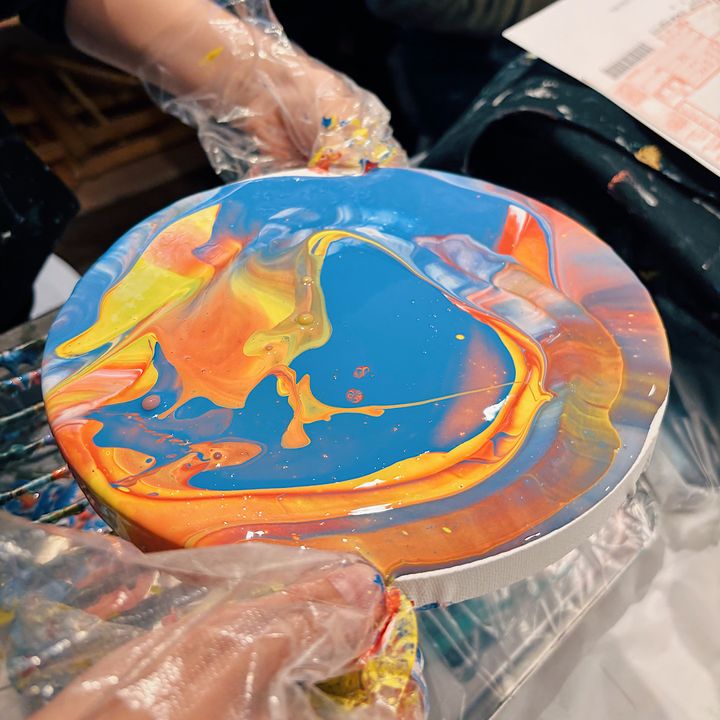 【手ぶらOK！】子どもが夢中！気軽に楽しめる『たらし込みアート』体験レポ。キャンバスに絵の具を垂らす作業。絵の具を傾けてマーブル模様をつくる。