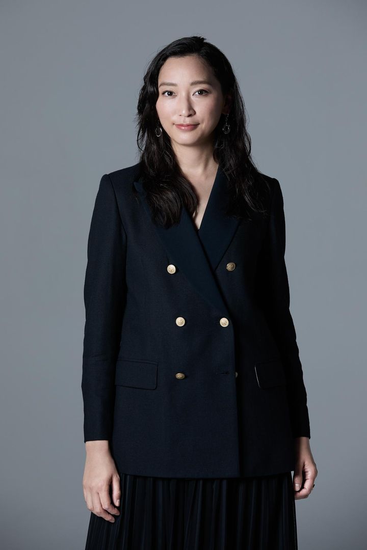 ジャケット 126,500円、スカート 93,500円／ともにL’UNE（ラトリエ・エム）