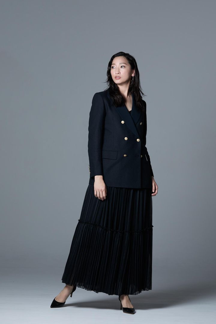 ジャケット 126,500円、スカート 93,500円／ともにL’UNE（ラトリエ・エム）