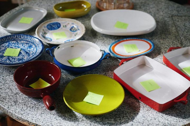 作る料理が決まったら、使う器をすべてテーブルに並べてみます。