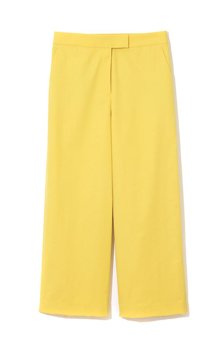 パンツで甘さを中和。パンツ¥19,800／トゥモローランド コレクション（トゥモローランド）