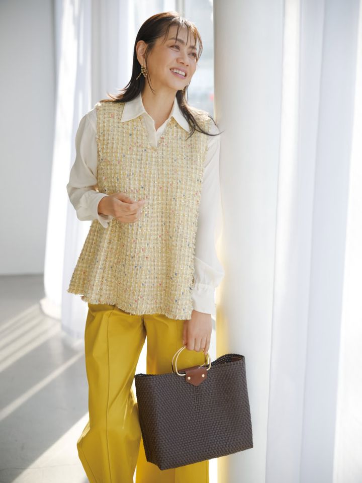 トップス¥46,200／ボールジィ（トゥモローランド）、シャツ¥29,700／ティーチ、パンツ¥6,589／ドゥクラッセ、ピアス¥27,500／アデュービジュー（アデルビジュー ショールーム）、バッグ ¥20,900／ディミヌティーボ／ハウント代官山（ゲストリスト）