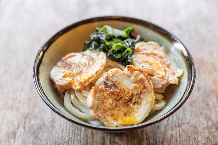 ヨコクラうどんの「鶏チャー葱油炙うどん」小