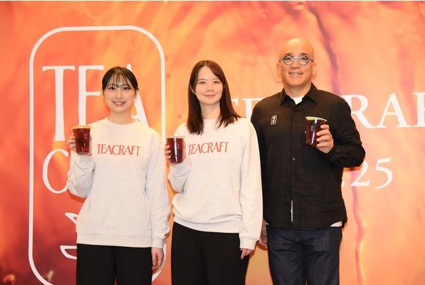 左より、ゴンチャ LINKS UMEDA店クルーの足立理紗さん、マーケティング部の木村杏奈さん、代表取締役社長の角田淳さん 撮影：ソムタム田井