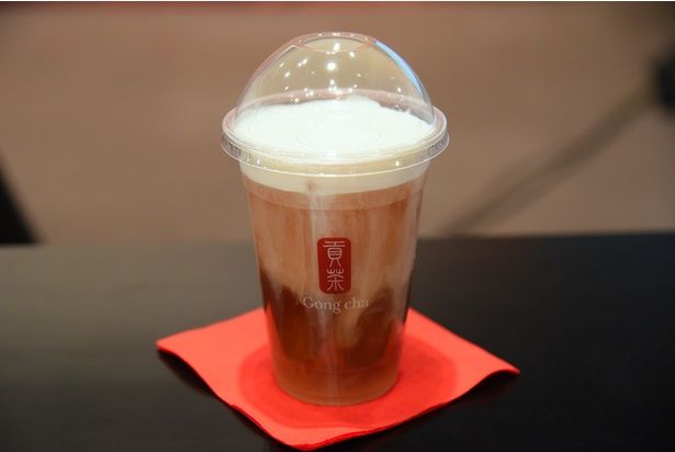 「TEACRAFT」の第1弾として販売される「ストロベリー＆ローズ ダージリン ミルフォティー」 撮影：ソムタム田井