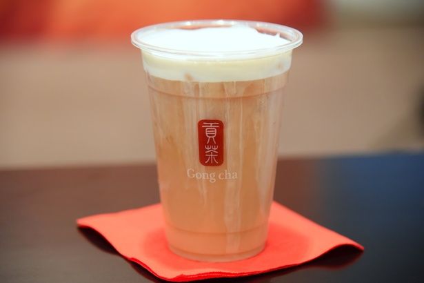 【写真を見る】ストレートティーとフォームミルクを混ぜて楽しむ「ストロベリー＆ローズ ダージリン ミルフォティー」 撮影：ソムタム田井