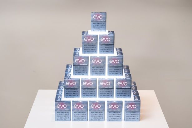 淡いブルーとピンクのグラデーションで桜の季節感を表現したパッケージ