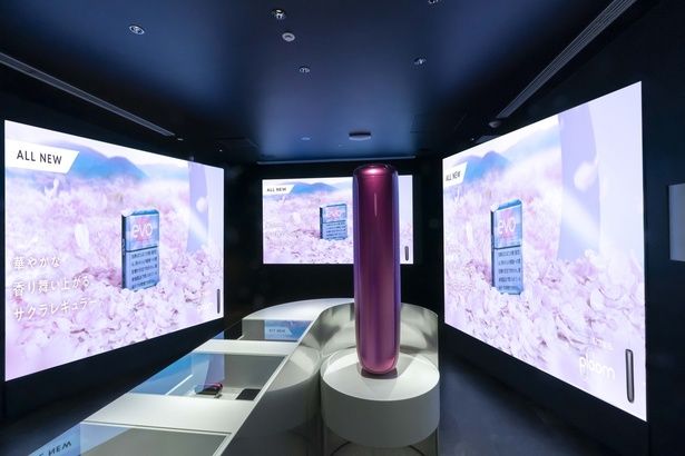 【画像】展示会場には数量限定カラー「プルーム・オーラ・フューシャフレア」の巨大オブジェも