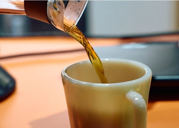 豆を選ぶときにも愛用のドリッパーなどからセレクトしてくれる。店内ではコーヒーに合う焼き菓子も並ぶ(チョコクッキー300円など5種類ほど)