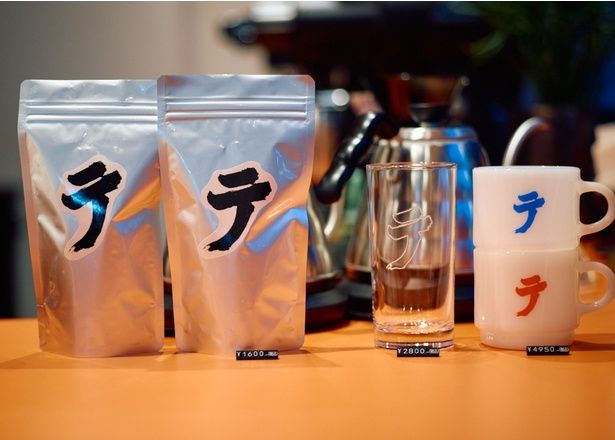 豆やグッズの販売も行う。「テ」のイラストはシンプルでもインパクト大