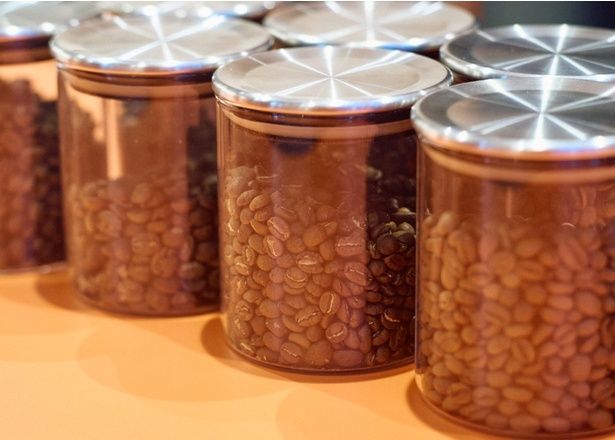 「テ」とは別に「テメェコーヒー」の豆も常時14種類ほど並ぶ。自家焙煎の豆やヒロさんおすすめのロースターの豆もそろう