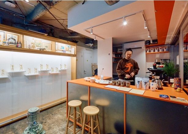 壁面に並ぶアート作品も見どころ。作品は約1カ月ごとに変わる