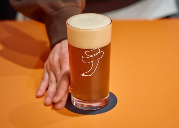 「CAFE CON CERVEZA」(1,100円)。赤星ビール＆フルーティーなコーヒーの、意外でおいしい組み合わせ