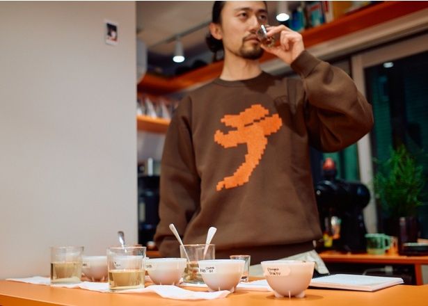 コーヒーの味比べをすることもしばしば。運がよければ豆や淹れ方による味の違いを試せる