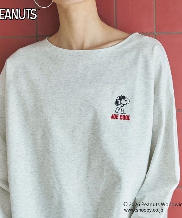 胸元のジョー・クールの刺しゅうがポイントに