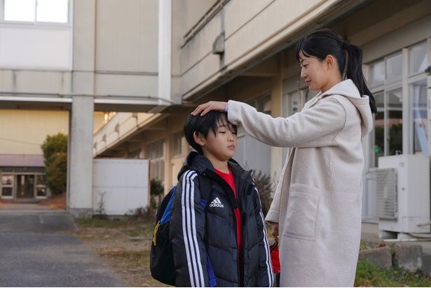 幼少期の佑と、病気になる前の元気な美咲 [c]2026映画『90メートル』製作委員会