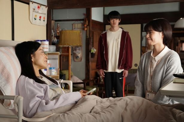 美咲と佑の親子を支えるケアマネジャーの下村(西野七瀬) [c]2026映画『90メートル』製作委員会