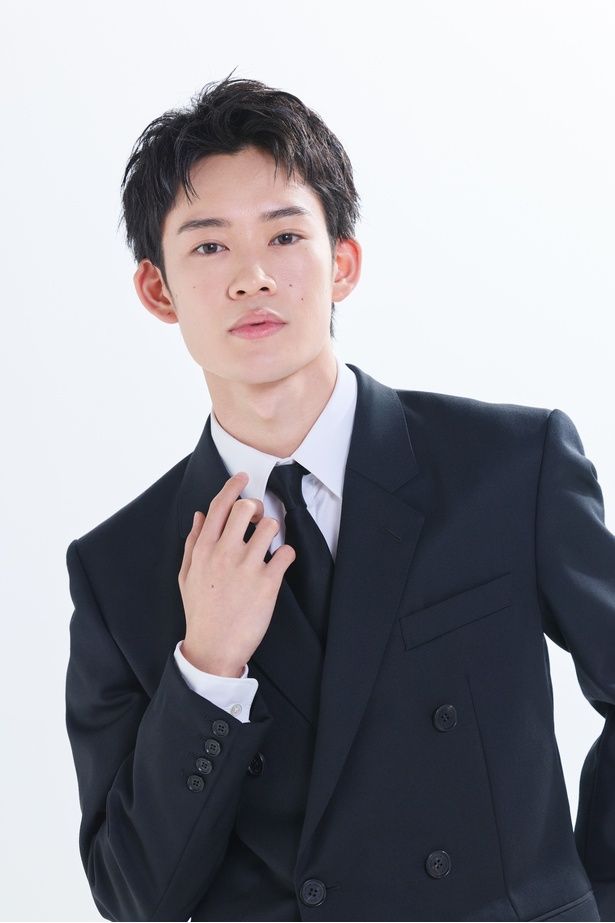 【写真を見る】トラッドなジャケットスタイルがばっちり決まった山時聡真を撮り下ろし！ 撮影/河内彩 スタイリスト/西村咲喜 ヘアメイク/髙橋幸一(Nestation)