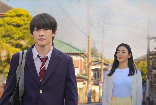 進路に迷う高校3年生の佑(山時聡真)と、難病を患う母の美咲(菅野美穂) [c]2026映画『90メートル』製作委員会