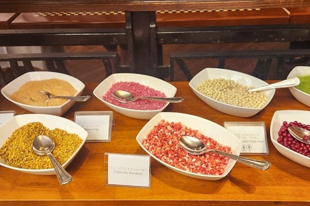 フリーズドライストロベリー、さくらクリスピー、ピスタチオダイスなどトッピングも豊富