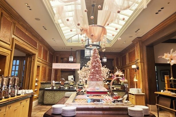 ピンクを基調とし、春の喜びに満ちた店内