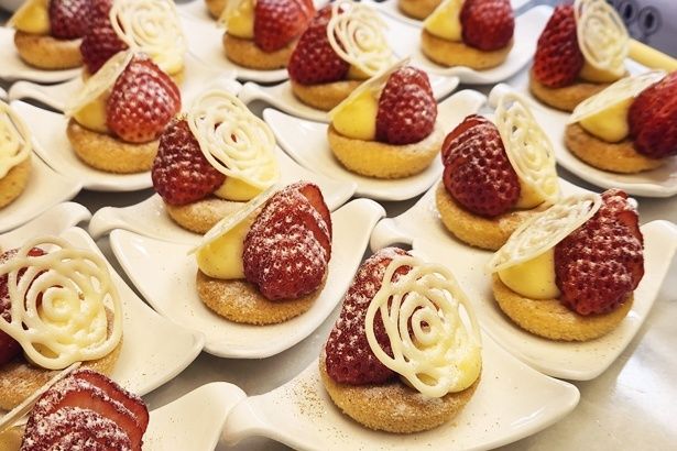 アーモンドブルトンクッキーとストロベリー