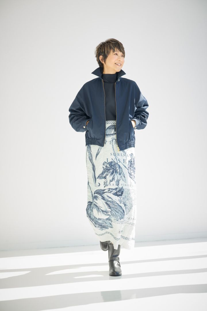 スイングトップ¥132,000／マディソンブルー、ブラウス¥130,900／ドゥロワー（ドゥロワー 青山店）、スカート¥293,700／ERDEM（メゾン・ディセット）、ブーツ¥277,200／マノロ ブラニク（ドゥロワー 青山店）