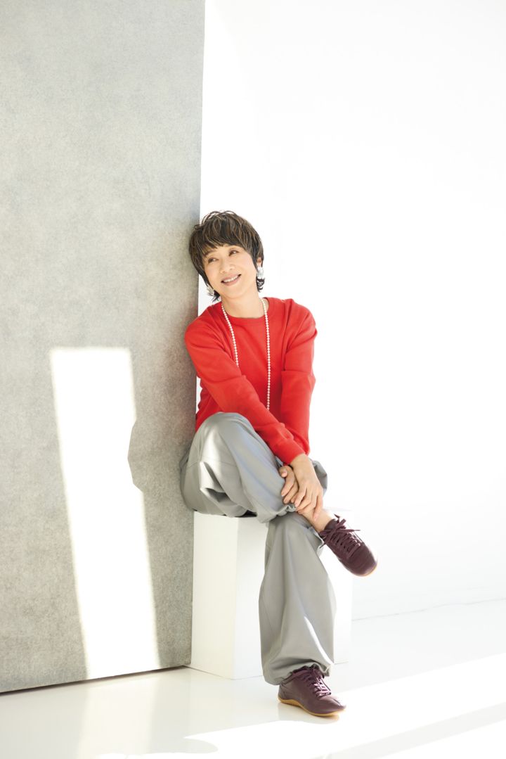 ニット¥42,900、パンツ¥187,000／ともにエブール（リトルリーグ インク）、スニーカー¥70,400／ロンシャン（ロンシャン・ジャパン）、ネックレス［参考商品］／マディソンブルー、ピアス¥34,100／プリュイ（プリュイ トウキョウ）