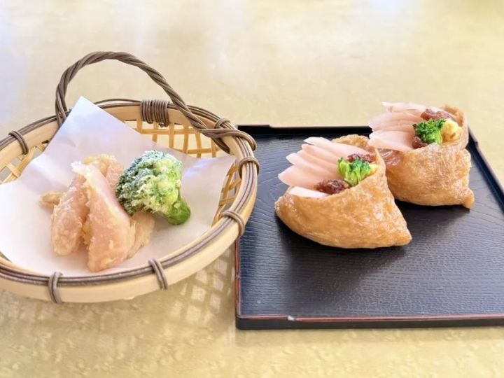 岩下の新生姜いなり寿司（左）、岩下の新生姜天ぷら（右）