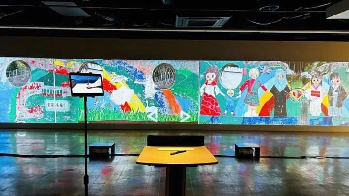 大川小の壁画を再現した「拓く」展示風景