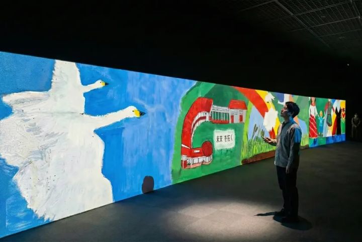 壁面いっぱいに投影された大川小学校の壁画