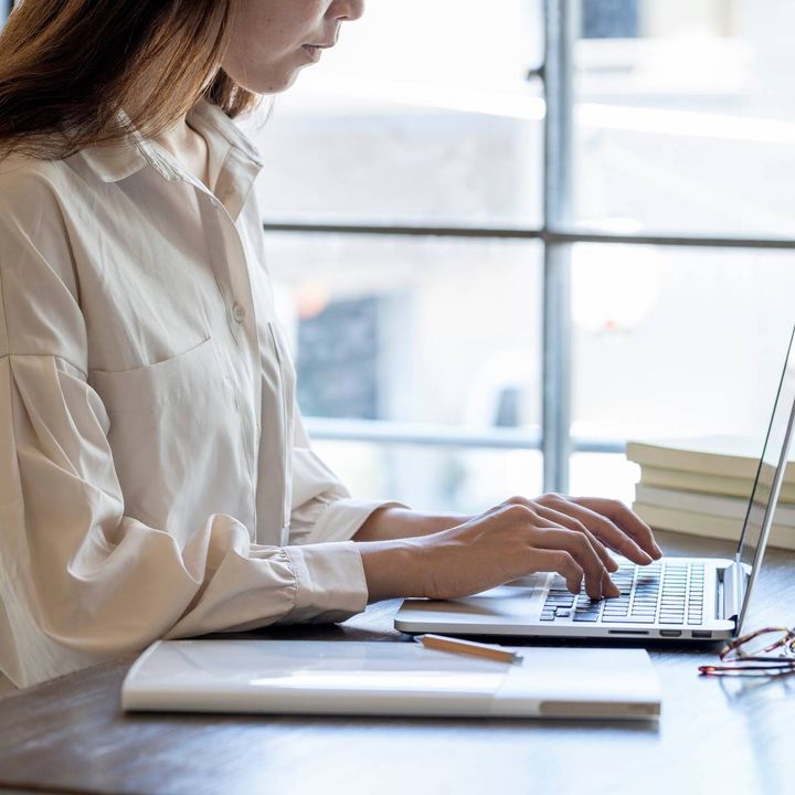 パソコンを操作する人