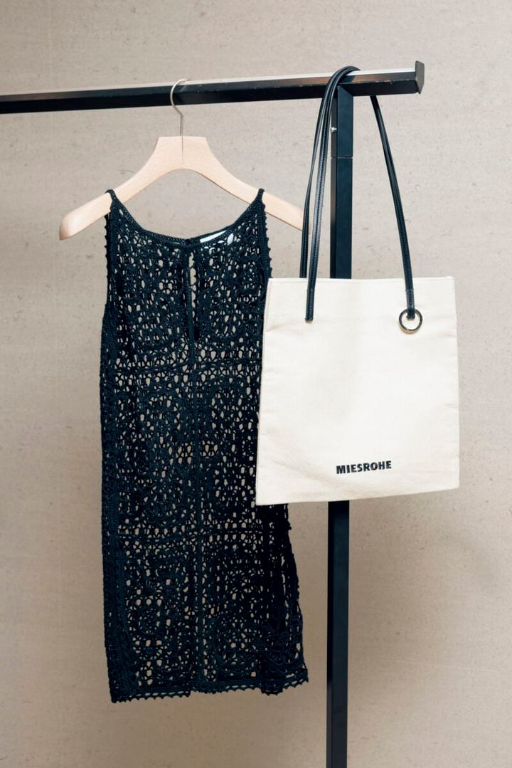 「ミースロエのクロシェ編みチュニックとキャンバスバッグ。トレンド感あるチュニックは、素材感を楽しむレイヤードで」