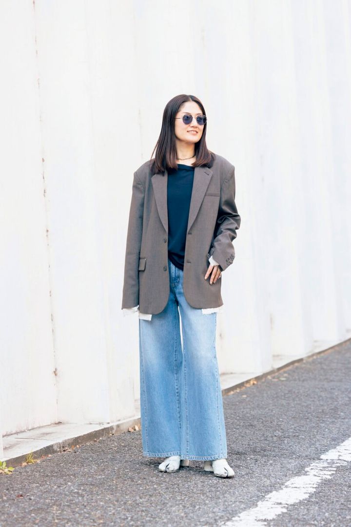 “アシンメトリーに着たインナーでモード感あるデニムスタイルに”