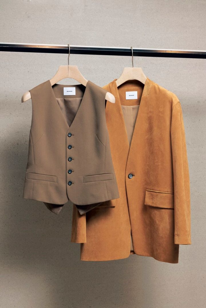 「今季はベージュに注目。ミースロエのスエード調ジャケットとベストは、まさに気分。ベストはスリーピースで着たいです」