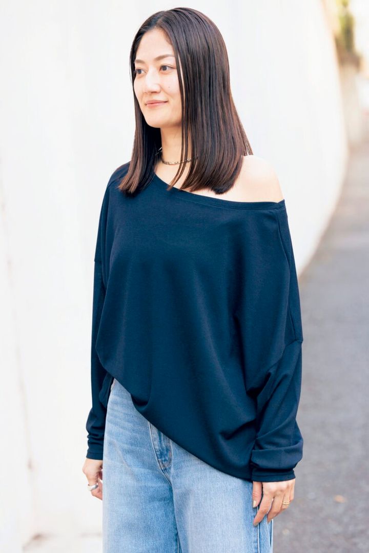「元は左右対称のトップスですが、前を片側だけタックインし、反対側の肩をオフショルダーにして遊びを加えました」