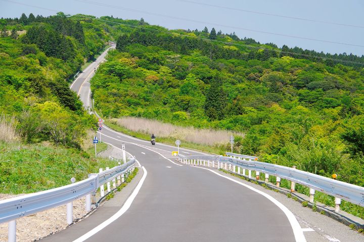 【2026シーズン開幕】4月のバイクライフ完全ガイド｜春の交通安全運動と「冬季閉鎖解除」の最新情報