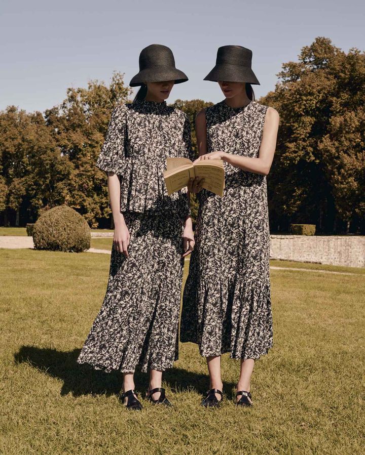 画像: 【MARIHA】左：ブラウス¥36,300、スカート¥39,600、ハット¥27,500 右：ワンピース¥38,500、ハット¥30,800 mariha.jp