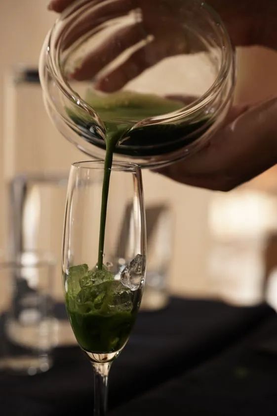 抹茶ドリンクを調製する様子