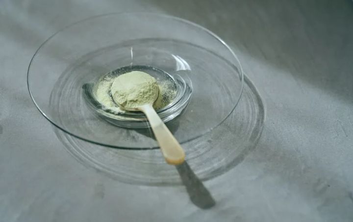 きめ細かい抹茶色のプロテインパウダー