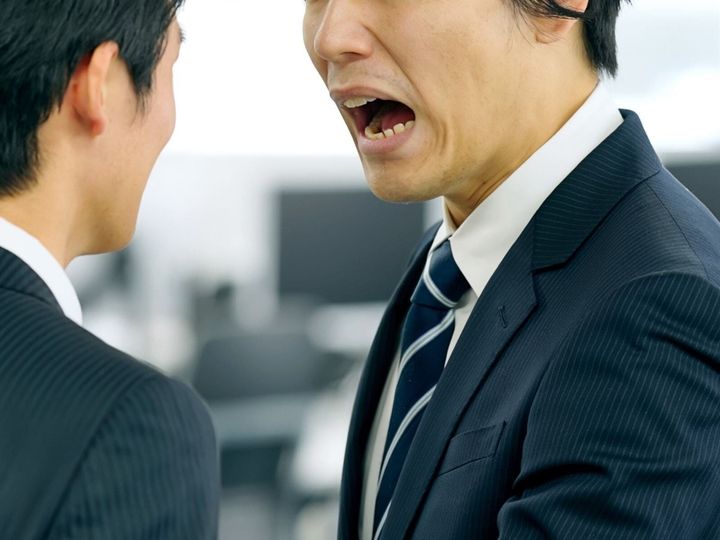 【精神科医が解説】社会的な場での考えられないような暴言や失言は、性格の問題ではなく衝動性のコントロール不全の可能性もあります。精神医学的な視点から、問題発言をしてしまう原因と対処法について、分かりやすく解説します。（※画像：Shutterstock.com）