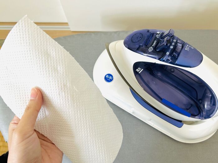 パーカーやTシャツの剥がれかけのロゴを